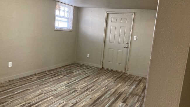 Building Photo - Cozy Apartment