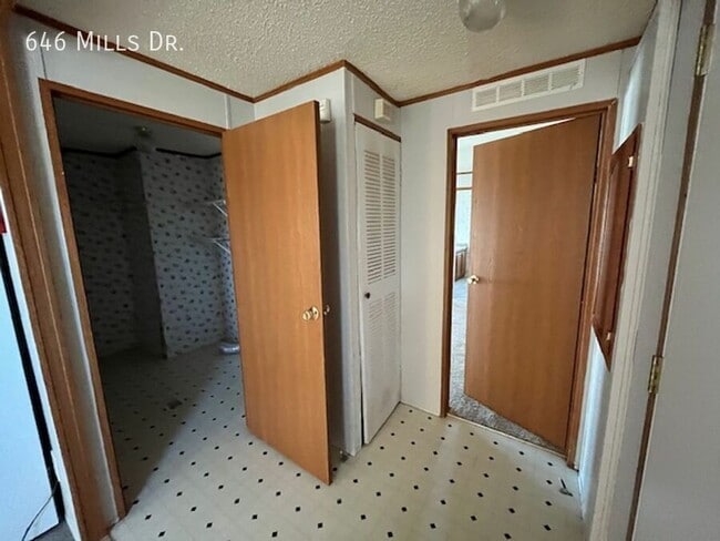 Foto del edificio - 646 W Mills Dr