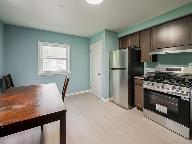 Building Photo - Charming 3BR Home Available Now in Pontiac!