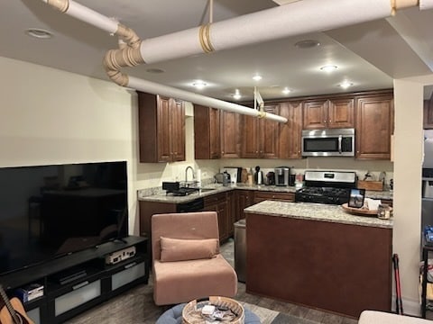 Building Photo - 622 W Briar Pl