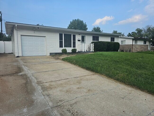 Building Photo - 831 Teson Road - Available Now!