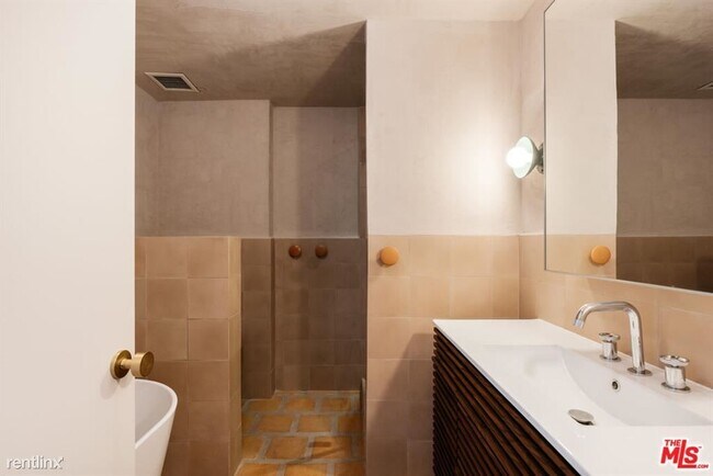 Foto del edificio - 2 br, 1 bath Condo - 4411 Los Feliz Blvd A...