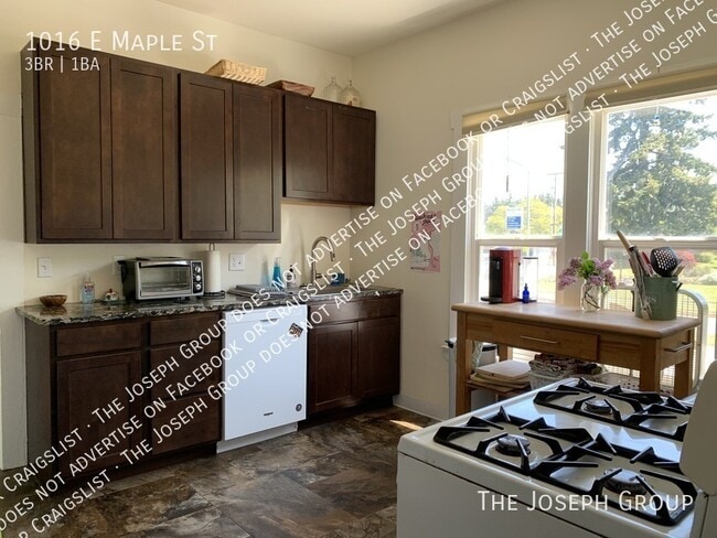 Building Photo - 1016 E Maple St