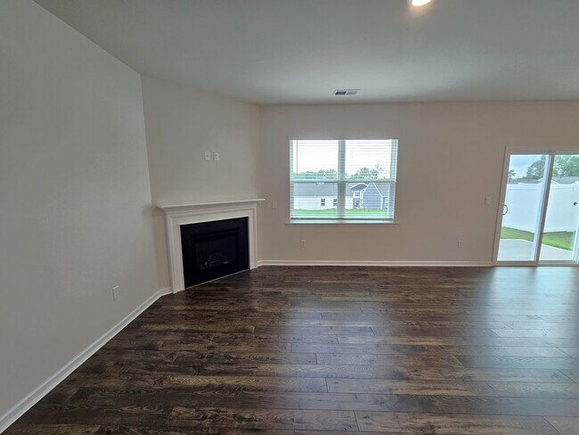Building Photo - 942 Pineland Dr