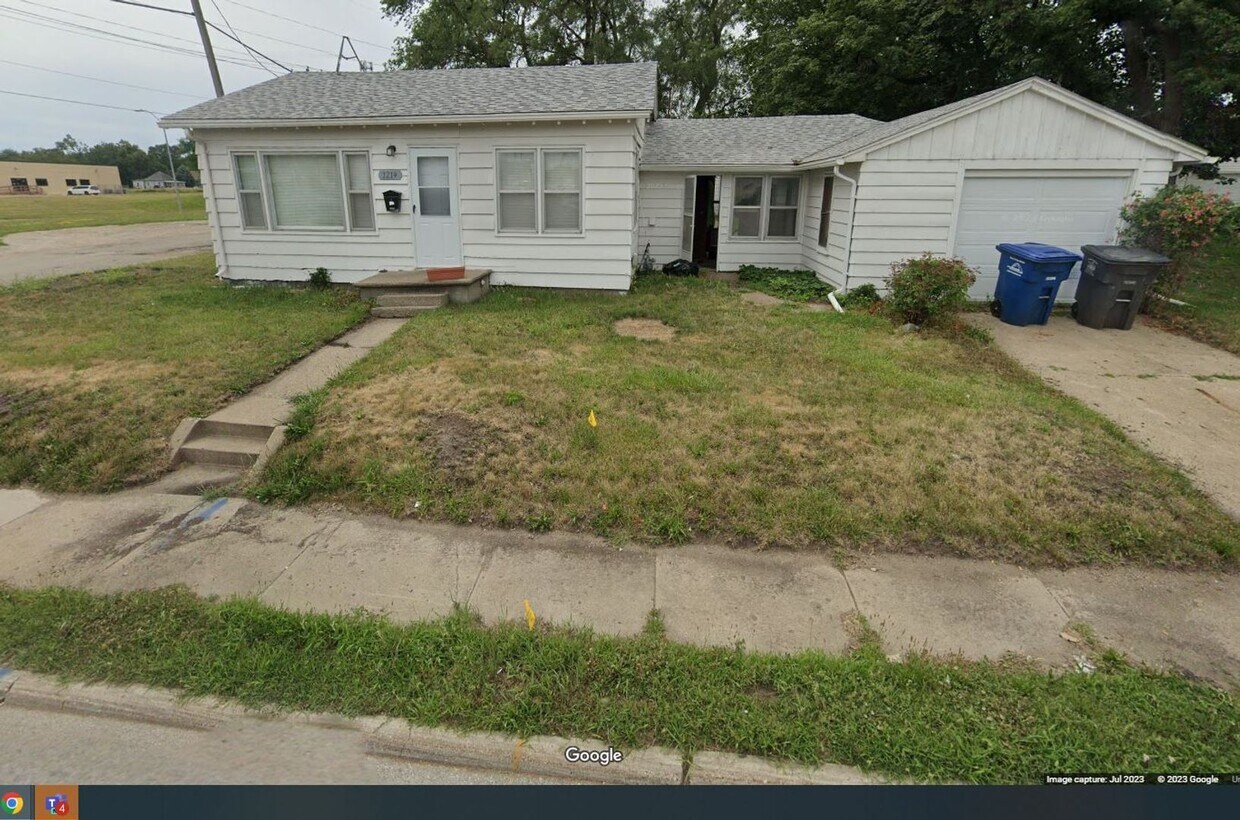 Foto del edificio - 3 Bedroom Home with Huge Detached Garage!