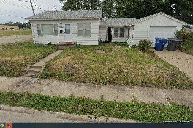 Foto del edificio - MOVE IN SPECIAL! 3 Bedroom Home with Huge Detached Garage!