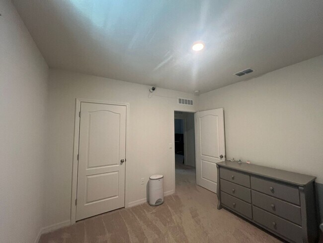 Foto del edificio - Beautiful 5 bedroom, 3 bath, 2 car garage ...