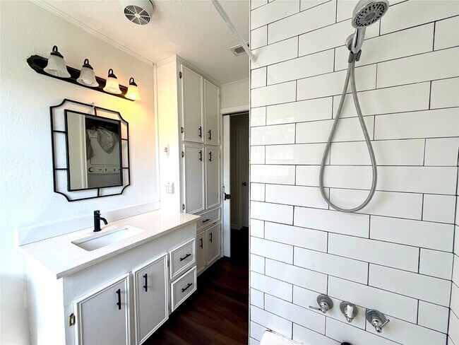 Foto del edificio - 5422 Timber Creek Dr