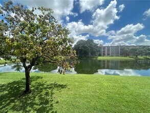 Building Photo - 1080 Del Lago Cir