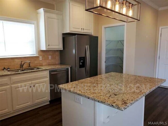 Foto del edificio - 697 Magnolia Ln