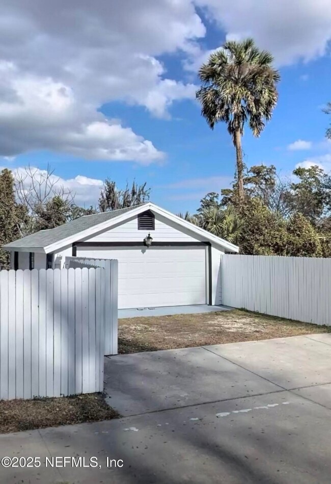 Building Photo - 8543 Fort Caroline Rd