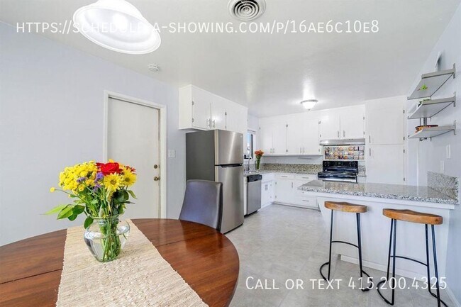 Foto del edificio - This spacious home in Rancho Cordova is re...