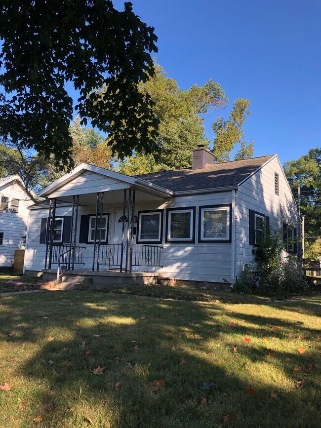 Building Photo - 3 Bedroom single family home