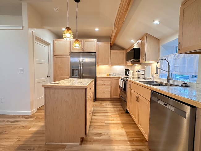 Building Photo - 533 1/2 E 5th St