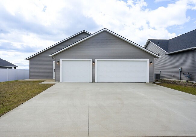 Foto del edificio - Brand New with 3 car garage