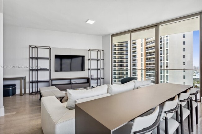 Foto del edificio - 18975 Collins Ave