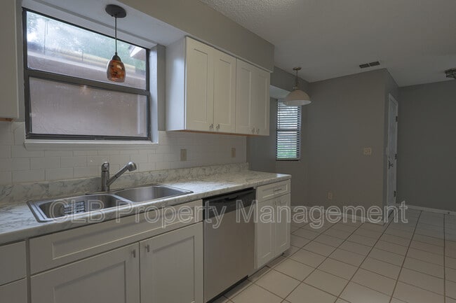 Building Photo - 6175 Sequoia Dr