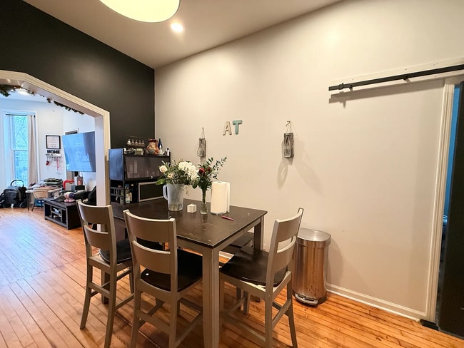 Building Photo - Charming 2-Bed Hardwood Haven in Chicago's Vibrant West Side!