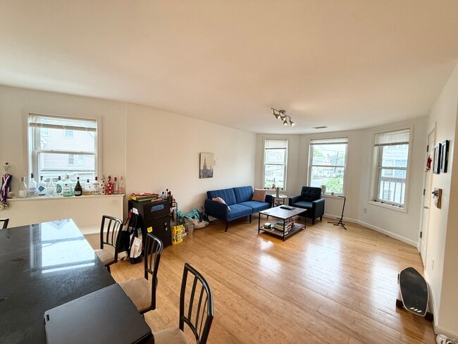 Building Photo - 110 Chester St