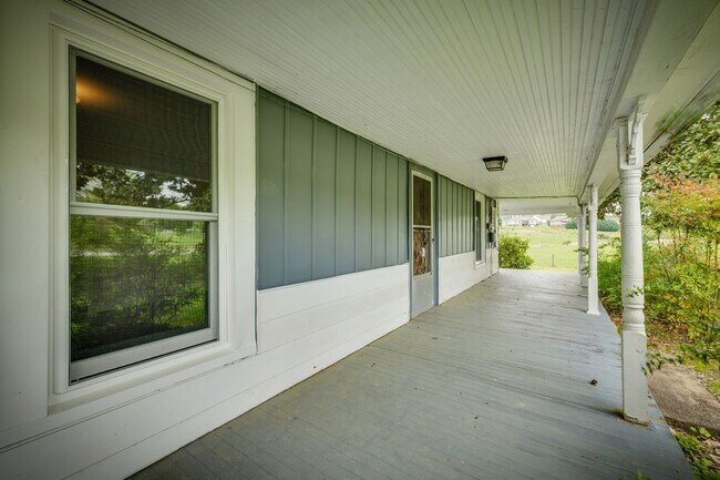 Foto del edificio - 4 Br/ 1 bath Farmhouse