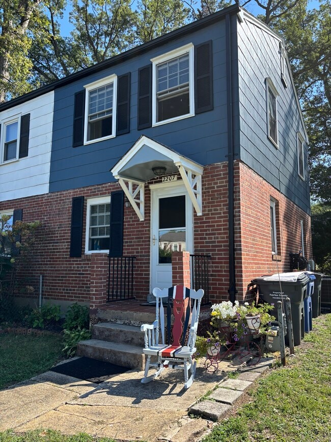 Building Photo - 2207 Farrington Ave