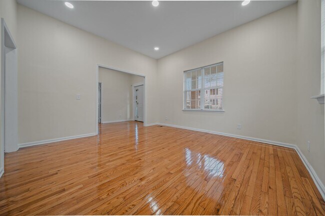 Foto del edificio - Spacious & Recently Renovated 4 Bedroom Home Available Now!!