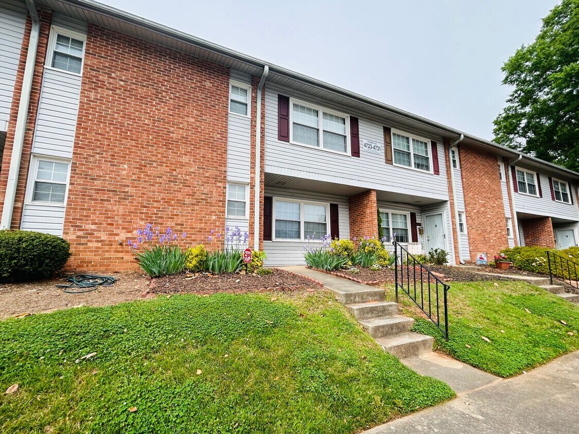 Foto principal - Charming 2 bedroom, 2.5 bathroom townhome ...