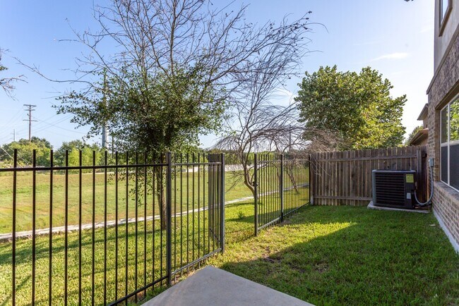 Foto del edificio - 2214 S Lakeline Blvd