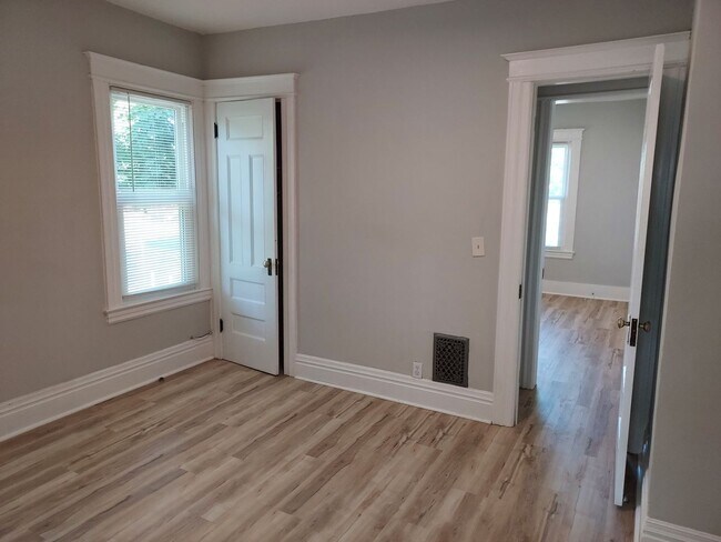 Foto del edificio - Spacious 2 Bed, 1 Bath Apartment for Rent