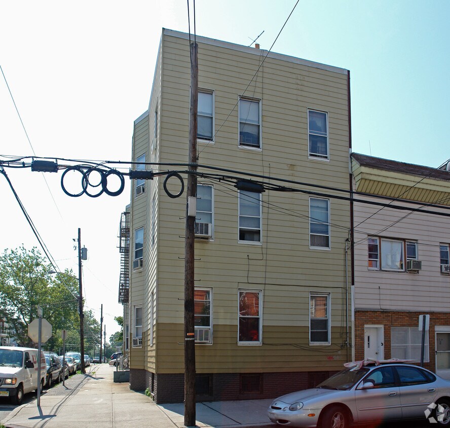Building Photo - 51 Irving St