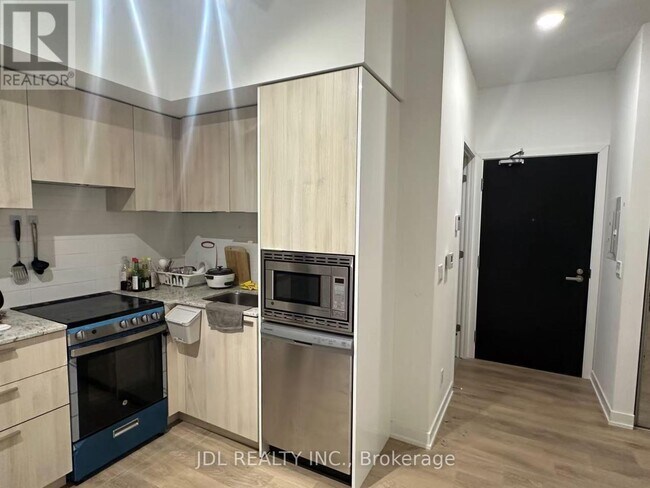 Building Photo - 501 Yonge St