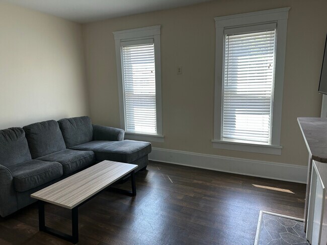 Foto del edificio - 1855 W 58th St