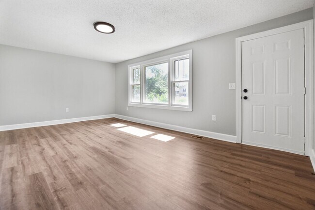 Building Photo - Pet Friendly Two Bedroom!