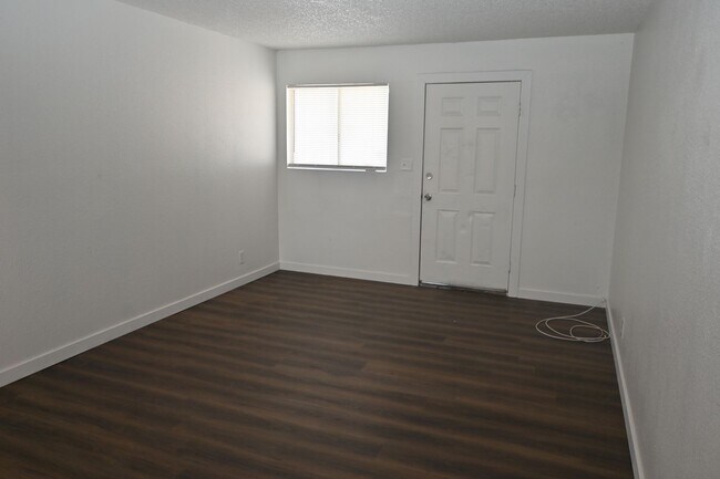 Foto del edificio - Downtown Las Vegas- Downstairs 2 Bedroom Apartment -2301 Stewart Ave