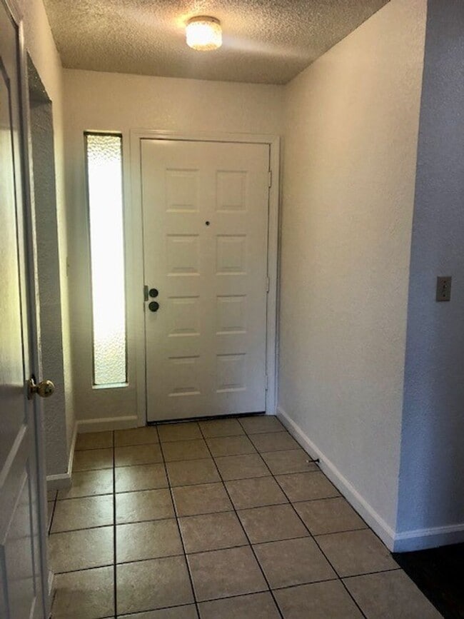 Building Photo - 7521 Blackthorne Way
