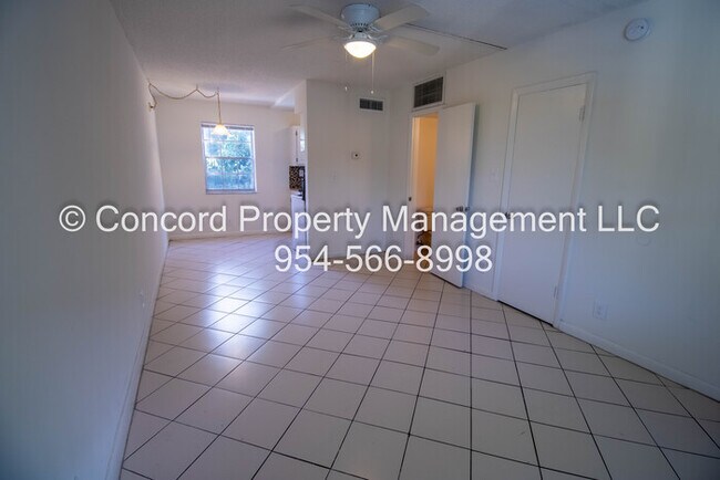 Foto del edificio - ASK ABOUT OUR SPECIALS! 2/1.5 Townhouse St...