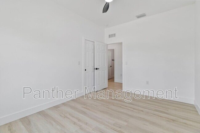 Foto del edificio - 8249-8251 Dimstead St