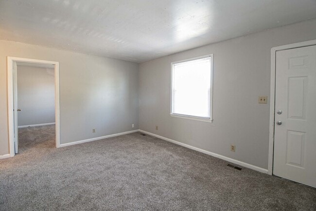 Building Photo - 811-D Golfview Place