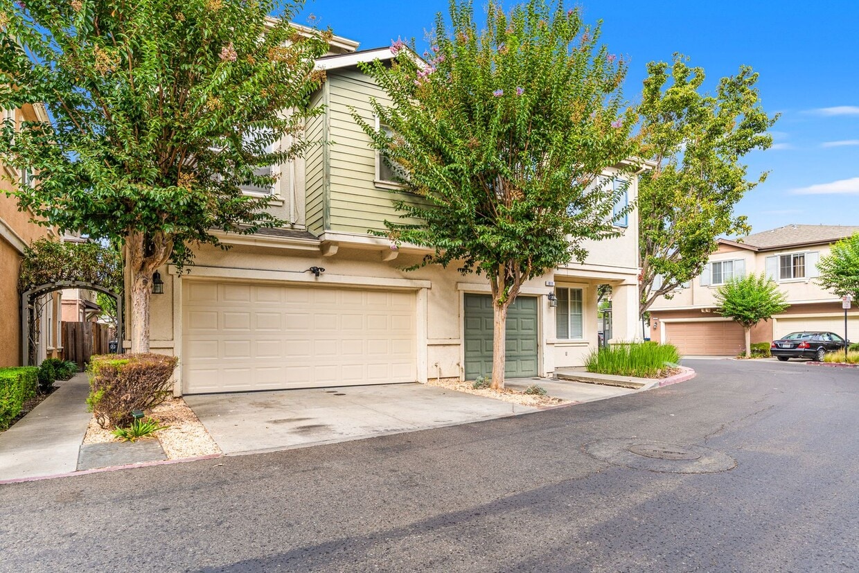 Foto principal - Modern 4 Bed Home with Office, AC, Garage,...