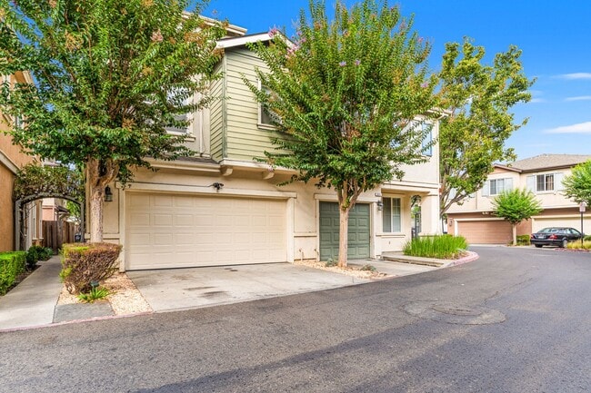 Modern 4 Bed Home with Office, AC, Garage,... - Modern 4 Bed Home with Office, AC, Garage,...