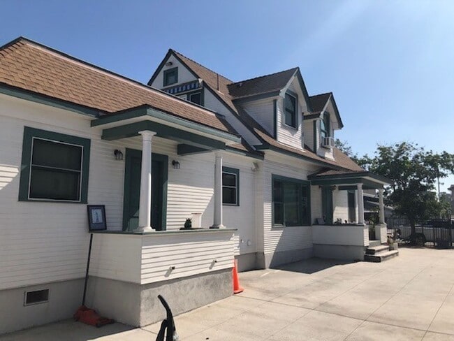 Building Photo - Large 1 Bed 1 Bath in Sherman Heights