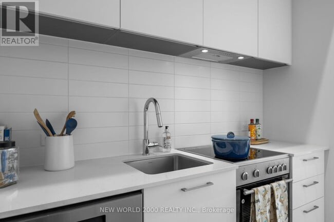 Building Photo - 101 Roehampton Ave