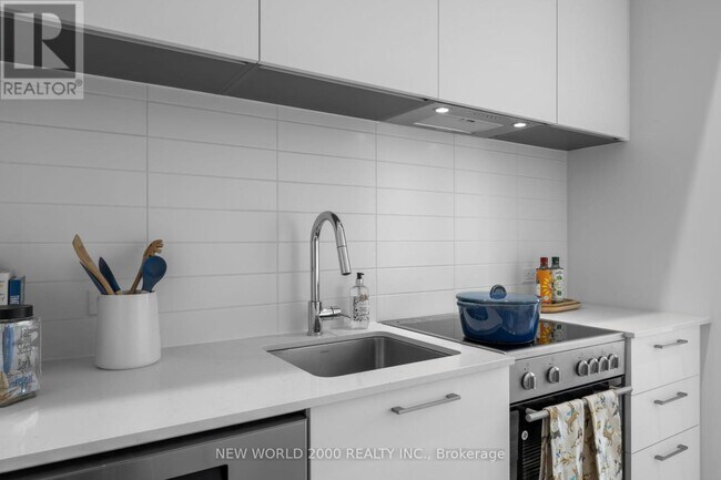 Photo du bâtiment - 101 Roehampton Ave