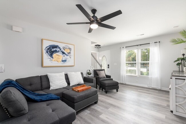 Photo - Charming 3 Bedroom Home with Modern Features and Spacious Outdoors!