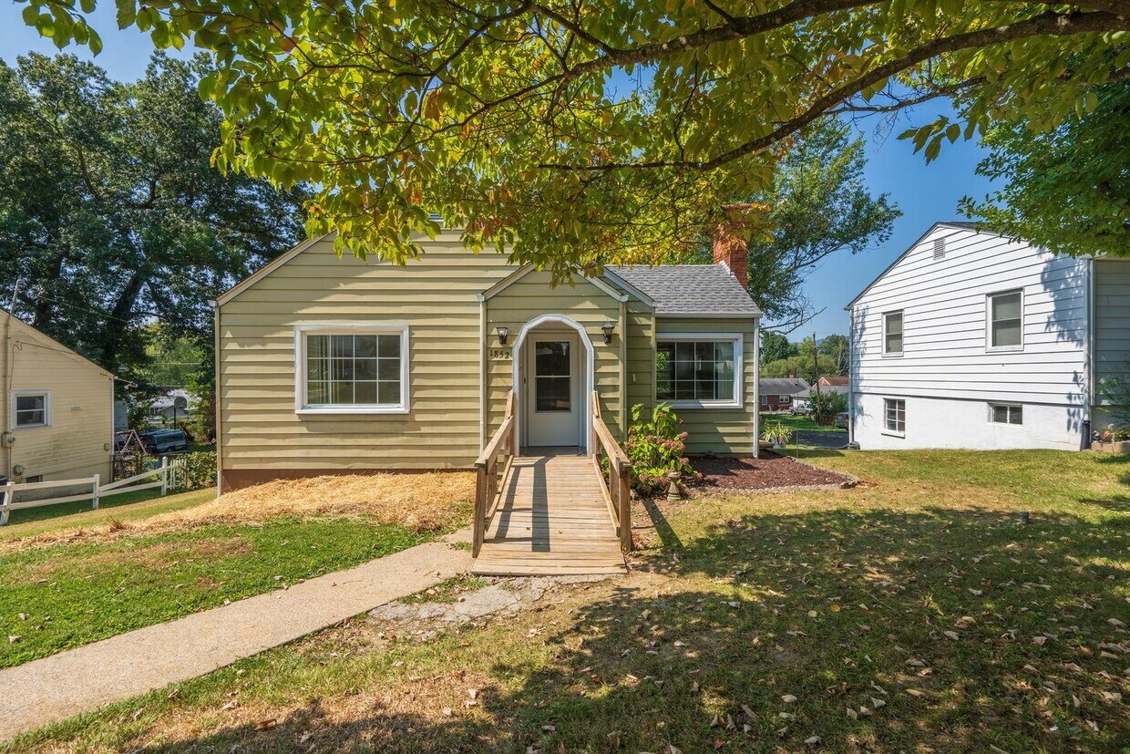 Primary Photo - 2 bed and 1 bath house in a nice quiet nei...