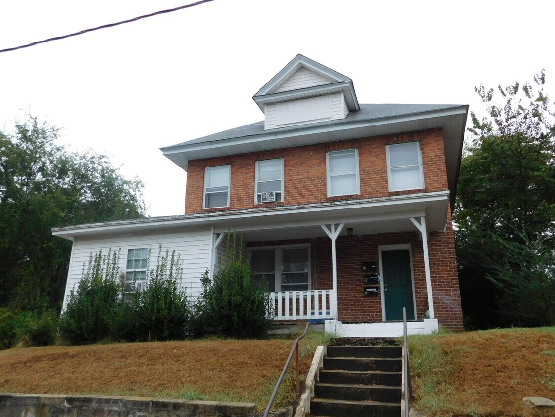 Primary Photo - 601 E Broadway