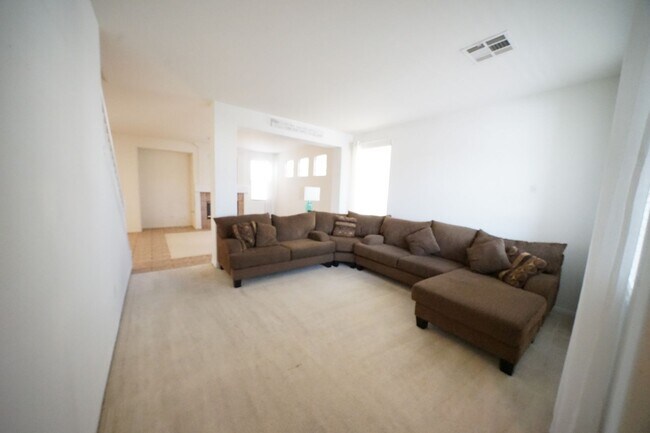 Foto del edificio - SHOWINGS AVAILABLE NOW