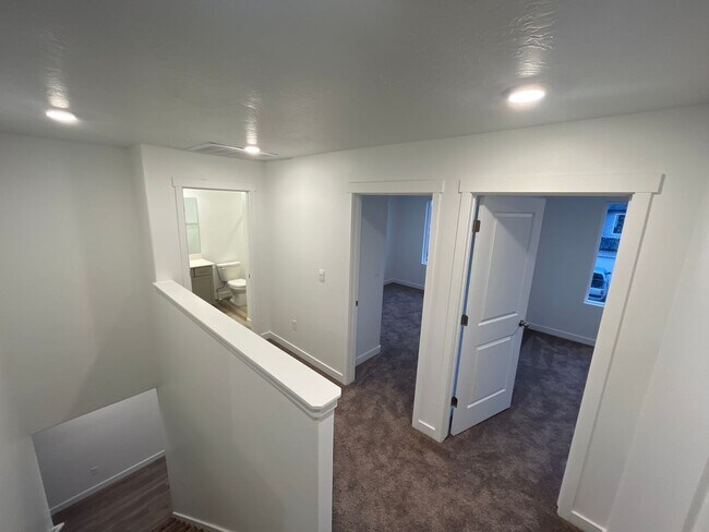 Building Photo - Modern Four Bed Home