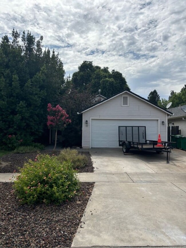 Building Photo - 10 N Valley Ct