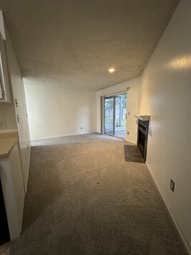 Building Photo - 1 bedroom, 1 bathroom lower level unit wit...